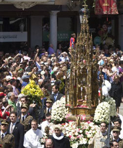 El Ejrcito escolta la Custodia de Arfe entre los vtores de la gente