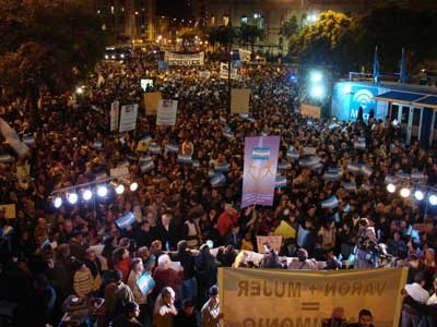 Una multitud de cristianos evanglicos se manifiestan en Argentina contra al matrimonio homosexual