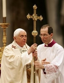 Mons. Guido Marini: El Papa es un maestro en el ars celebrandi