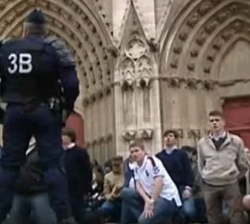 Un grupo de jvenes catlicos defienden la Catedral de Lyon de una manifestacin del lobby gay