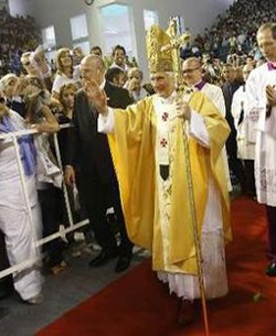 El Papa recuerda que la comunin con el Seor y entre los cristianos se realiza por medio de la Eucarista

