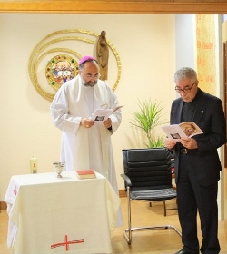 Mons Sanz Montes bendice la nueva sede de la CONFER