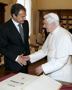 Benedicto XVI y Zapatero hablan sobre la ley de libertad religiosa y las próximas visitas papales a España