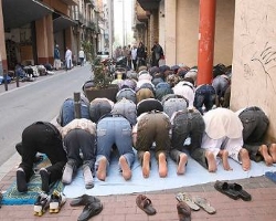 Los musulmanes de Lérida rompen el precinto de la mezquita cerrada por el ayuntamiento por problemas de aforo