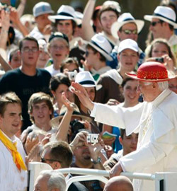 Benedicto XVI exhorta a los jóvenes a tener profundo amor y gran veneración hacia la Eucaristía