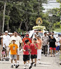 Cientos de miles de costarricenses peregrinan para ver a su Patrona, «La Negrita»