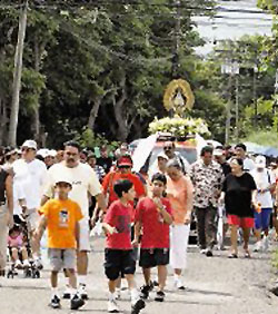 Cientos de miles de costarricenses peregrinan para ver a su Patrona, La Negrita