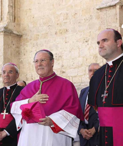 Mons. Escudero:  Hacer de la Iglesia la casa y la escuela de la comunin