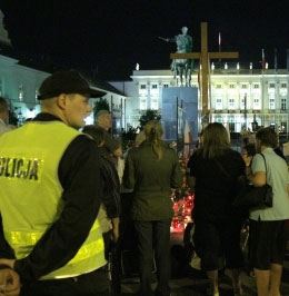 Muchedumbre en contra de la cruz en la memoria de Kaczynski