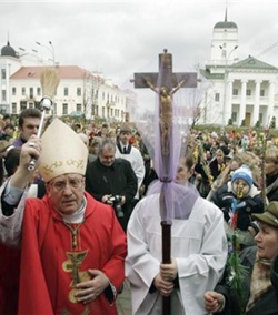 Arzobispo de Minsk: «la gente busca la fe y la Iglesia debería responder a esta demanda antes de que sea tarde»