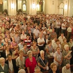 Ms de mil fieles abarrotan la iglesia de San Jaime Apstol de Algemes para apoyar a su prroco