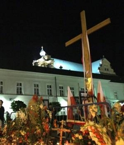 Las autoridades polacas retiran por sorpresa la Cruz de Kaczynski