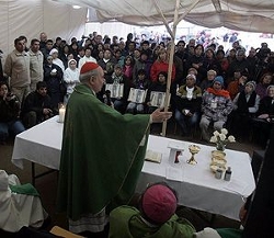 Los 33 mineros atrapados en Chile reciben rosarios bendecidos por el Papa