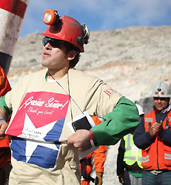 Los mineros chilenos rescatados visten una camiseta que testimonia su agradecimiento al Seor