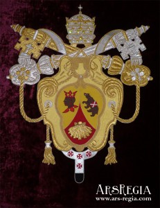 Benedicto XVI recupera la tiara en su escudo papal