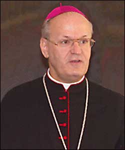 El Cardenal Erdo regresa a Europa tras redactar el informe sobre la PUCP