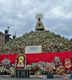 Doscientos cincuenta mil fieles depositan su ofrenda floral ante la Virgen del Pilar