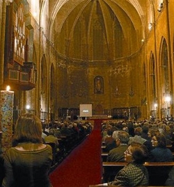 Llenan una Basílica en Barcelona para decir que el papado se ha convertido en una imagen sagrada alejada del pueblo