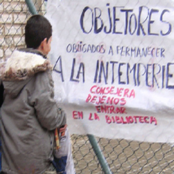 Un colegio de Badajoz castiga a los estudiantes objetores de EpC a quedarse en el patio aunque llueva y haga fro