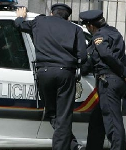Encuentran tirados en la calle papeles del plan de seguridad para la visita del Papa a Barcelona