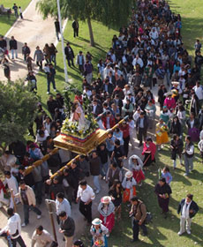 Procesionan en Valencia a la Virgen patrona del Ecuador