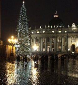 Benedicto XVI opina que el árbol de Navidad enriquece el valor simbólico del Belén