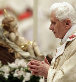 Benedicto XVI: «Sí, ahora es realmente un niño el que lleva sobre sus hombros el poder»