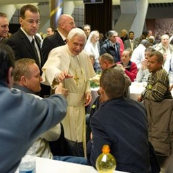 Benedicto XVI almuerza con 350 pobres en el Vaticano