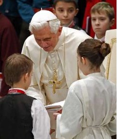 Benedicto XVI: Recordad siempre que vuestro canto es un servicio a Dios y a toda la Iglesia