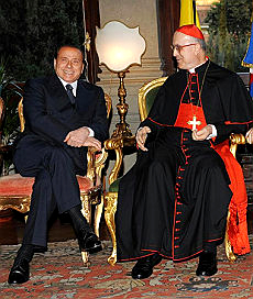 El Cardenal Bertone confirma que la Iglesia sigue con preocupacin el escndalo sexual de Berlusconi