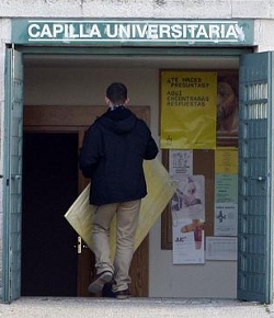 Profanan una capilla de la Complutense desnudndose delante del altar