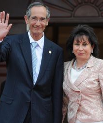 Acusan al presidente de Guatemala de burlarse de la familia por divorciarse por razones polticas