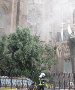 Un incendio provocado por un perturbado calcina la sacristía de la cripta de la Sagrada Familia