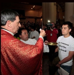 Parejas homosexuales comulgan en la catedral de Bogotá en señal de protesta