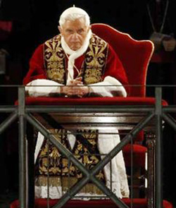 Benedicto XVI: «La cruz es el signo luminoso del amor»
