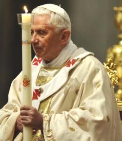 Benedicto XVI: Dios nos ama tanto que ha sufrido por nosotros