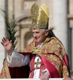 Benedicto XVI: Slo Dios puede elevar al hombre, y esto es lo que Cristo comenz en la cruz.

