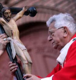 Cardenal Terrazas: No podemos aplaudir a aquellos que maquinan para quitar la vida