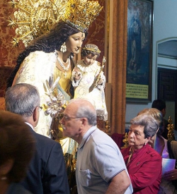 Ms de 27.000 fieles participan en el besamano de la patrona de Valencia