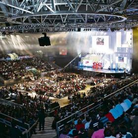 8.000 jvenes llenaron el Madrid Arena para participar en un encuentro previo a la JMJ