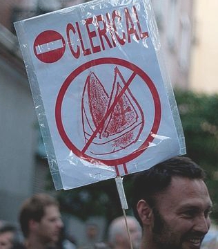 Los ateos consiguen reunir a 350 personas en una manifestacin anunciada en todos los medios