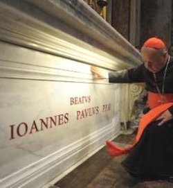 Los fieles veneran los restos del Beato Juan Pablo II en la capilla de San Sebastián