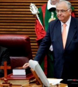 Juan Cotino llevó su Crucifijo para la jura como presidente del Parlamento valenciano  