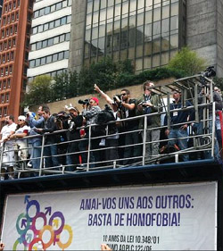 Desfile gay brasileo se burla de santos catlicos y del Evangelio 
