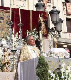 El obispo de Córdoba recuerda que «quien vive en matrimonio y no está casado por la Iglesia, no puede acercarse a comulgar»