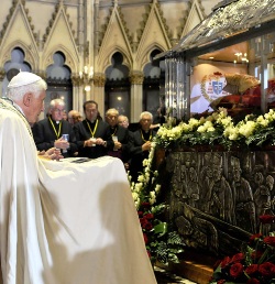 Benedicto XVI recuerda a Europa las palabras del beato cardenal Stepinac: «O somos católicos o no lo somos». 