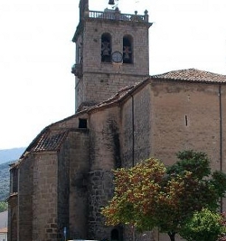 El nuevo consistorio de Arenas de San Pedro retira una escultura con desnudos situada frente a la iglesia del pueblo