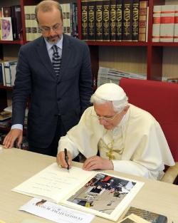 El Papa pide a los peridicos que ofrezcan tambin noticias positivas