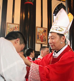 La Iglesia excomulga a Huang Bingzhang por ser ordenado obispo sin el consentimiento del Papa
