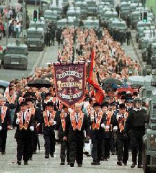 Jvenes unionistas y nacionalistas se enfrentan en los alrededores de una iglesia catlica en Belfast